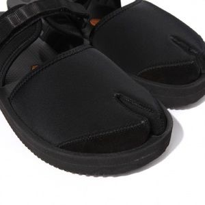 SUICOKE
'BITA-V' TABI SANDALS